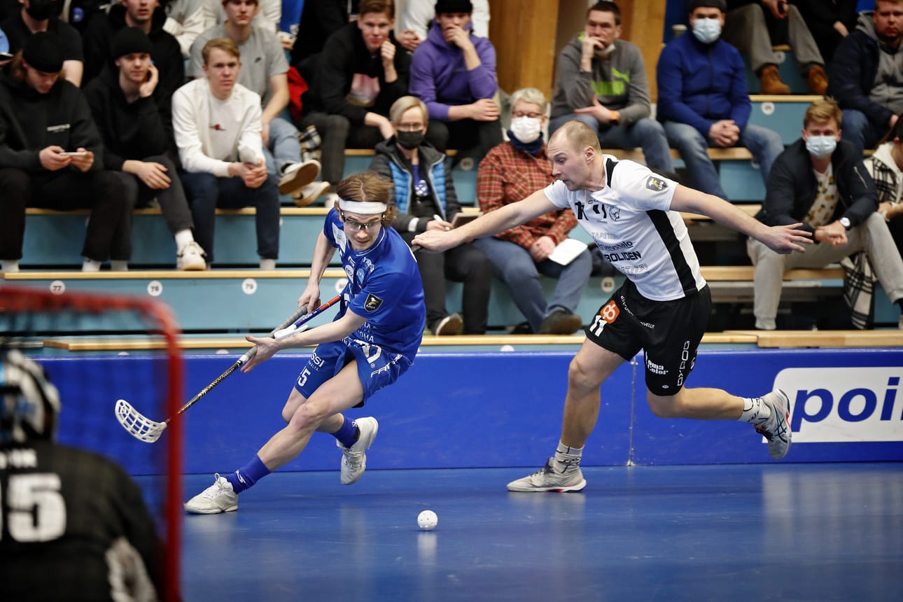 Jymyn Anton Roth karkaa Karhujen Kalle Santaselta.