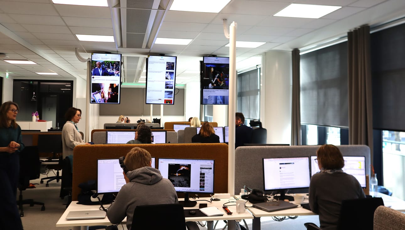 Tässä avotoimistossa työskentelevät Vaasan Ylen suomen- ja ruotsinkieliset uutistoimitukset. Huoneessa on myös pieniä työskentelykoppeja esimerkiksi puhelinhaastatteluja varten.