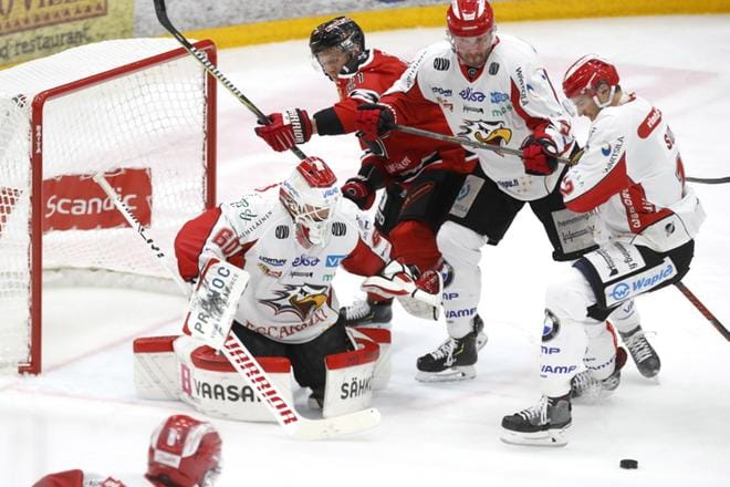Ässien maalintekoyritykset kilpistyvät ottelun ratkaisuhetkillä Sportin maalivahtiin Mika Järviseen. Sport ehti viimeistellä kuusi maalia, ennenkuin Ässät sai rikottua oman kuparisensa. KUVA: HEIKKI WESTERGÅRD / SATAKUNNAN KANSA