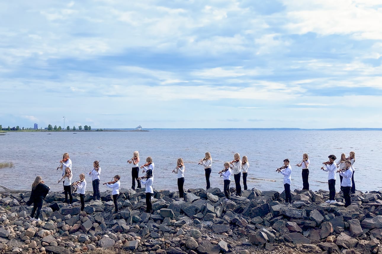 Myrsky ja tyyni -musiikkivideossa Oktaavian nuoret viulistit esittävät Lasse Mårtensonin Myrskyluodon Maijan viuluille ja kanteleelle sovitettuna. Videon tekeminen antoi nuorille mahdollisuuden kokea, kuinka musiikkiäänite ja audiovisuaalinen teos syntyvät. Ensi-ilta pidetään Valveen elokuvastudiossa 26.9.
