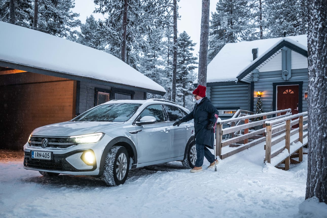 Ylläksellä asuva Tiina Walin-Jatkola ajaa sekä vapaa-ajallaan että töissä sähköllä: ”Arvostan sitä, että olen saanut aina yksilöllistä apua Pörhöltä sekä autojen valinnoissa että huoltotilanteissa.”