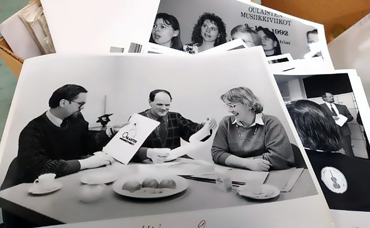 Oulaisten musiikkiviikkojen alkuperäinen suunnittelukolmikko, Tapani Tirilä, Mauno Nevala ja Tuula Aitto-oja. Kuva on todennäköisesti ensimmäisten musiikkiviikkojen ideointipalaverista, jossa käydään läpi tapahtumalle luotua, silloista visuaalista ilmettä.