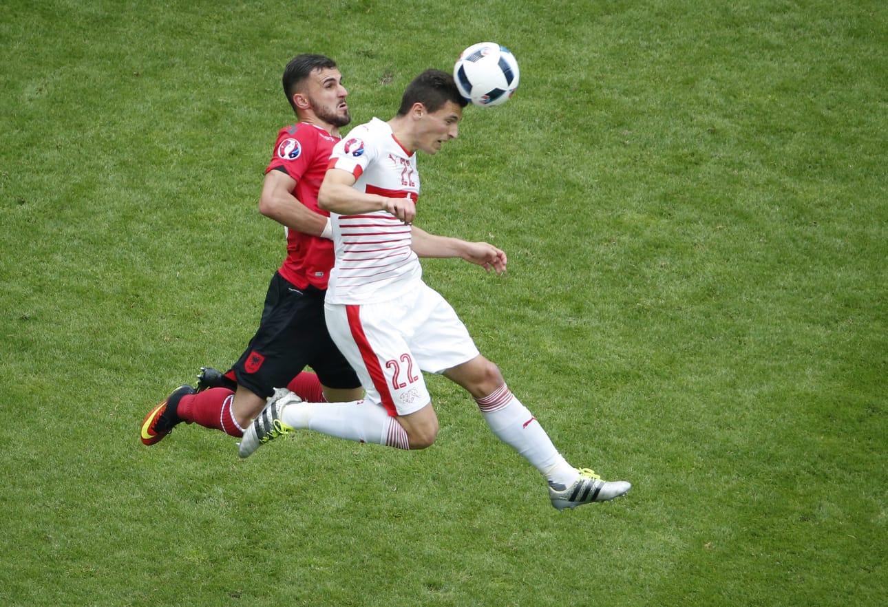 Voittomaalin tehnyt Fabian Schär (oik.) kamppailee pallosta Armando Sadikun kanssa.