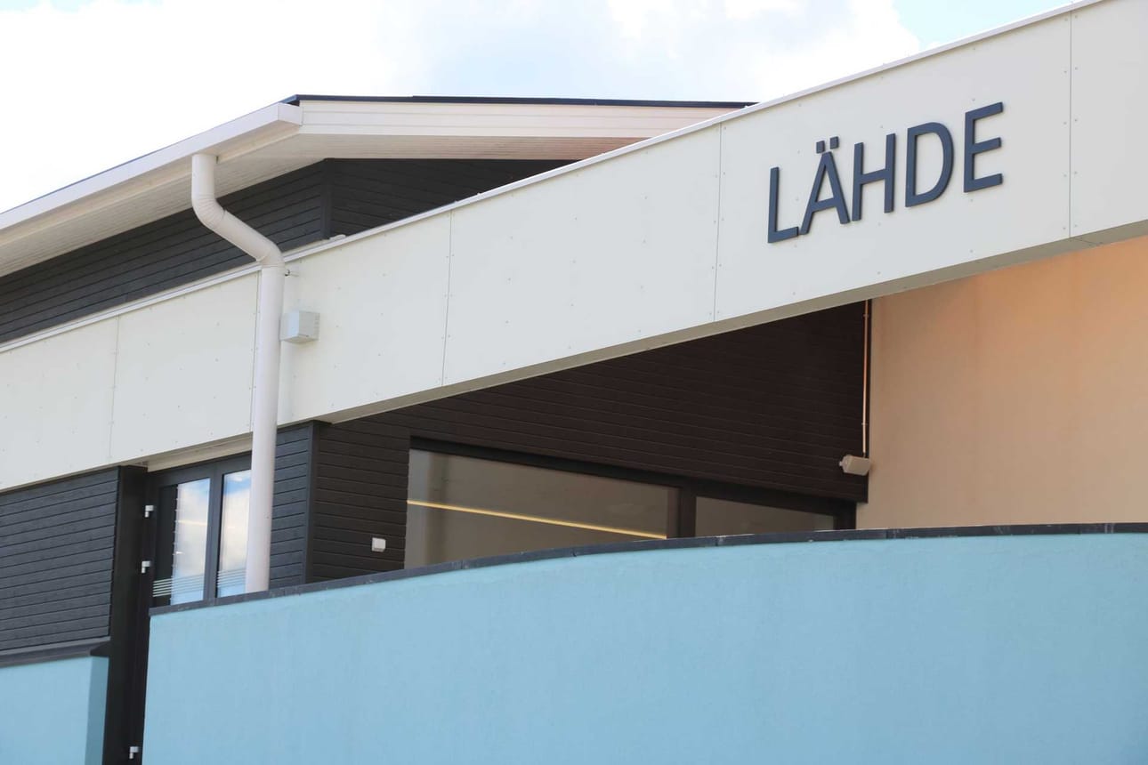 Uimahallin nimi on Lähde.