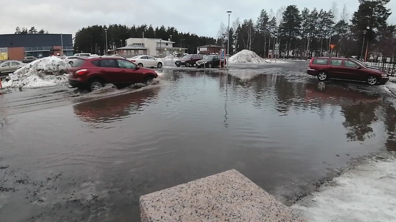 Kempeleessä K-kaupan piha muuttui uima-altaaksi