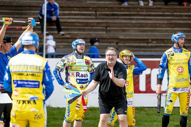 ”Suuri suru valtaa sinikeltaiset sydämet”. Alajärven Ankkureiden media- ja tiedotusvastaava Teemu Höykinpuro puhuu tunteella siitä, miltä tuntuu kun fanien toiveet romahtavat. KUVA: JAAKKO ELENIUS