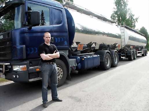 Pitkä lupaprosessi. Toimitusjohtaja Tero Korkiakosken mielestä vaarallisten aineiden ajoluvan uusimiseen olisi riittänyt entinen yhden päivän koulutus.