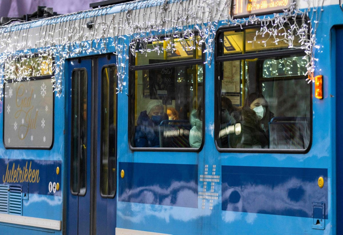 500 000 koronatartunnan rajan ylittämisestä kertoi Norjan kansanterveyslaitos. Kuvassa raitiovaunu Oslon keskustassa 9. joulukuuta. Lehtikuva/AFP