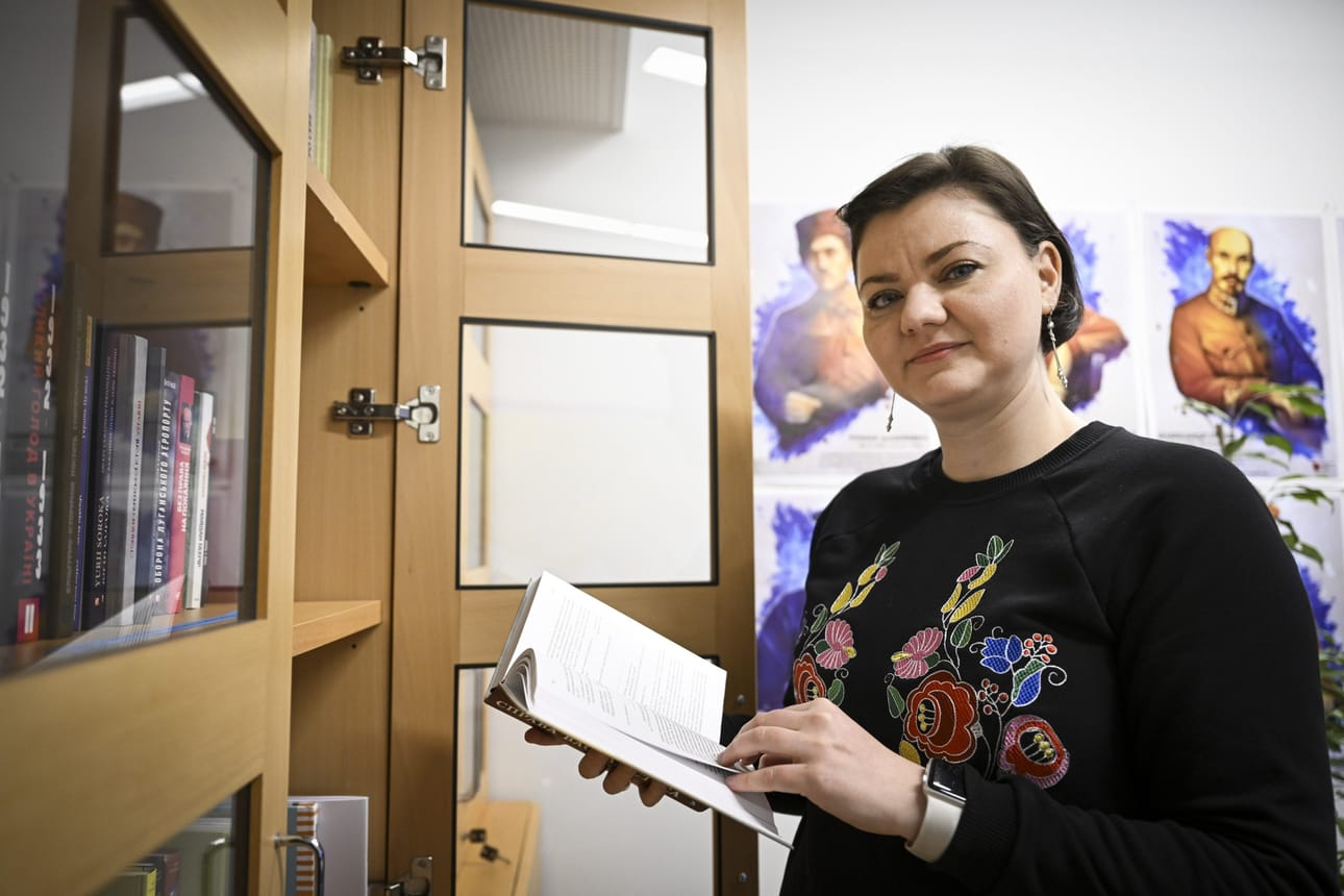 Helsingin Ukrainalaisen keskuksen sihteeri Viktorija Konontshuk vahvistaa, että ukrainalaisten mahdollisuudesta hakea kotikuntaa Suomesta puhutaan paljon. LEHTIKUVA / Emmi Korhonen
