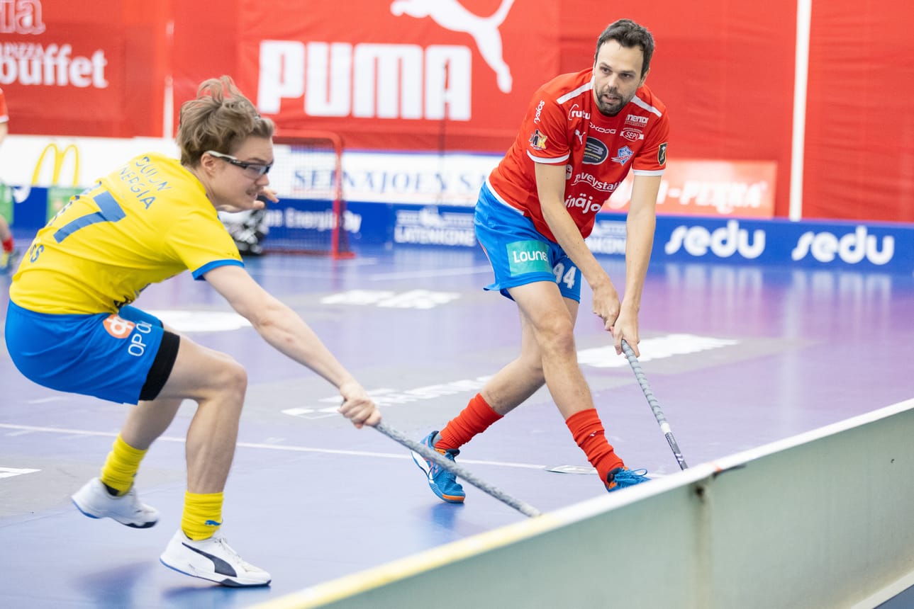 Sami Koski ylitti tuhannen pisteen rajan salibandyn pääsarjassa. Kuva on tammikuun alun ottelusta Oulun Luistinseuraa vastaan.