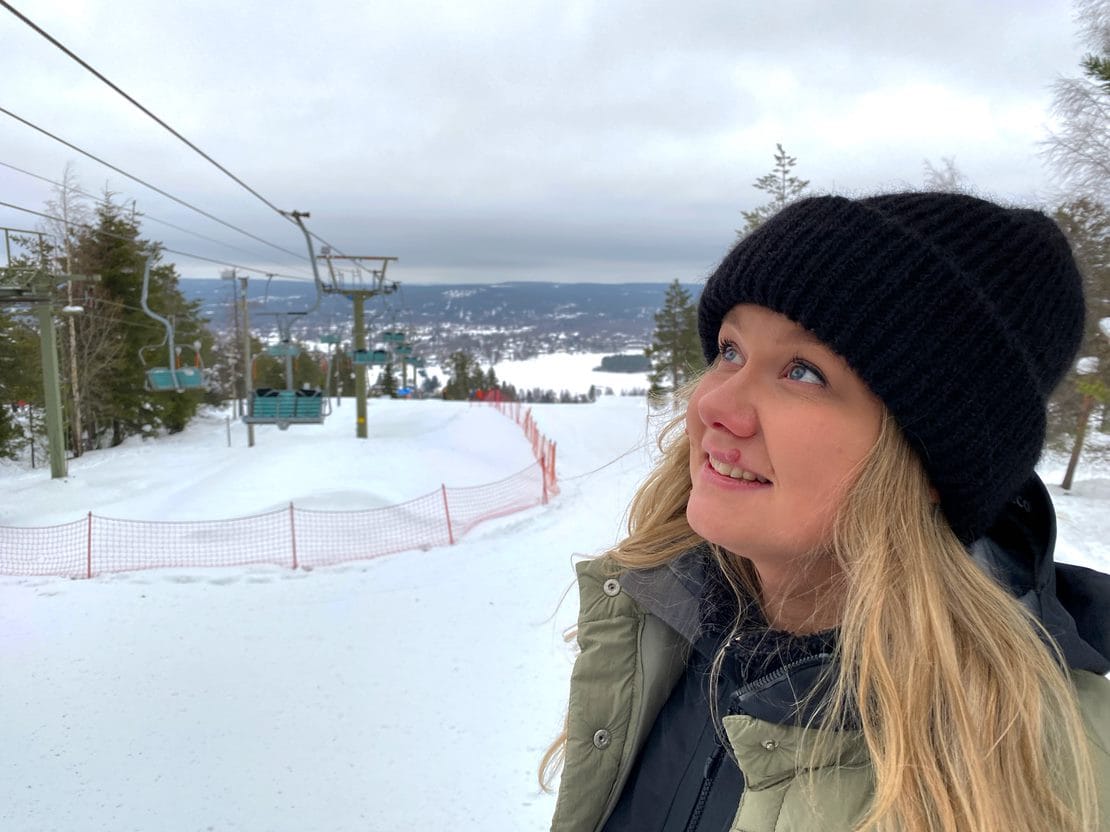 Ounasvaara tuli Ella Autille tutuksi lumilautailun kautta. Nykyisin hän käy siellä koiralenkeillä, kävelyillä ja eväsretkillä.