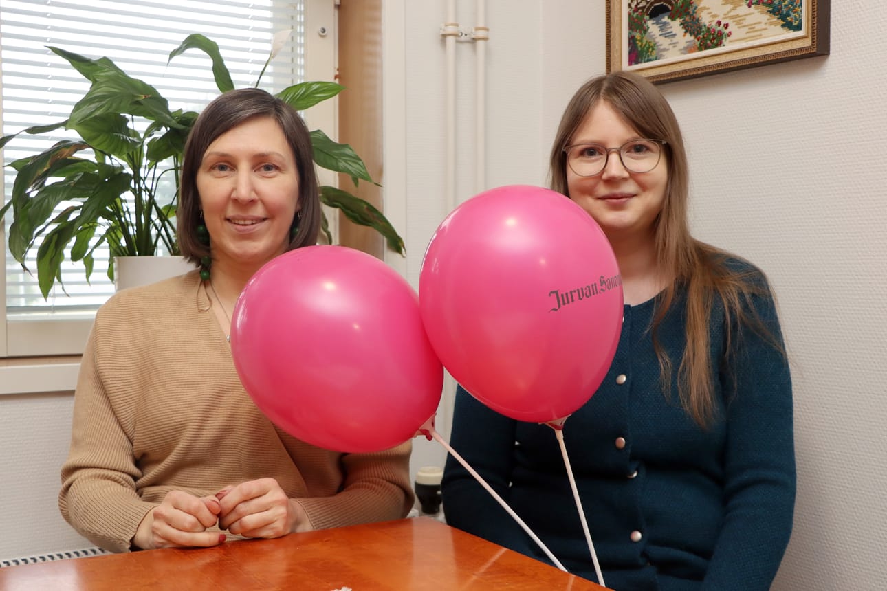 Leena Nyysti ja Petra Mustonen odottavat innolla, mitä lukijat ideoivat heidän kyläkiertueelleen.