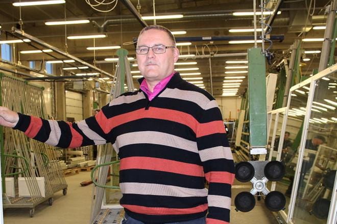Kimmo Hautamäki johtaa pitkät perinteet omaavaa Alavus Ikkunoita. Kahden päivän ja neljän vuoron mittainen lakko keskeyttää työt reilun sadan hengen yrityksessä. KUVA: TARJA RIIHIMÄKI