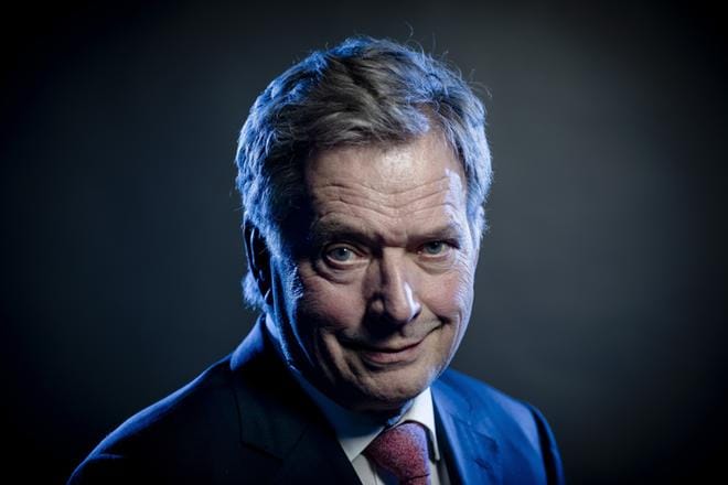 Presidentti Sauli Niinistö vastasi kansalaisten puhelimessa esittämiin kysymyksiin lauantaina suorassa radiolähetyksessä. KUVA: Joel Maisalmi
