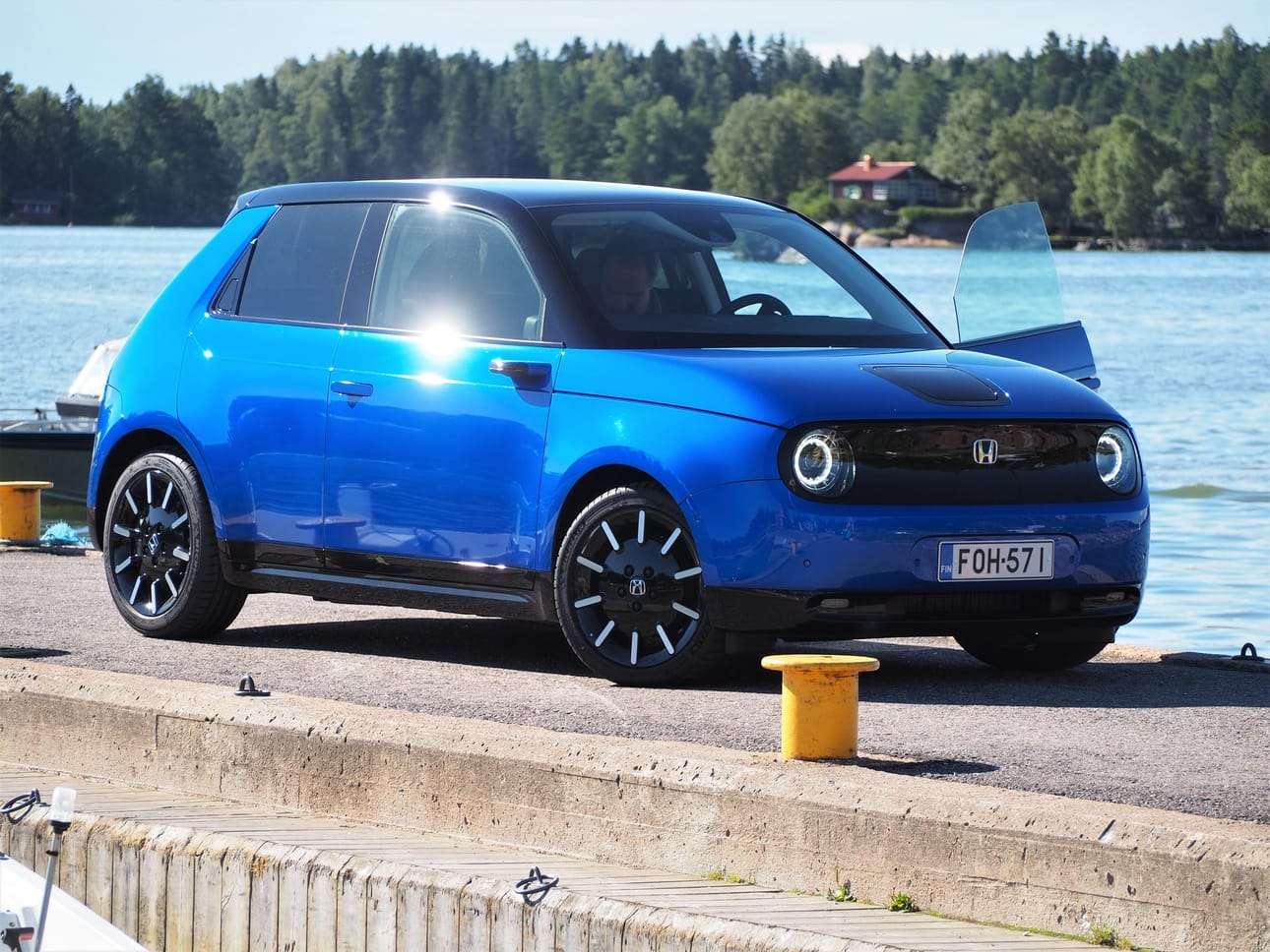 Honda e on pyöreä ja ystävällinen kuin pandakarhu. Ulkonäköä keventävät kehyksettömät sivuikkunat ja pienet ovikamerat peilien tilalla. Ovenkahvat nousevat esiin painamalla.