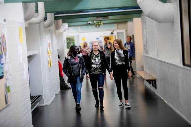 Ahok Kuek, Aija-Emilia Kimpimäki ja Lotta Savela kertovat, että he ovat tänä talvena pukeutuneet 95-prosenttisesti tennareihin. KUVAT: JAAKKO ELENIUS