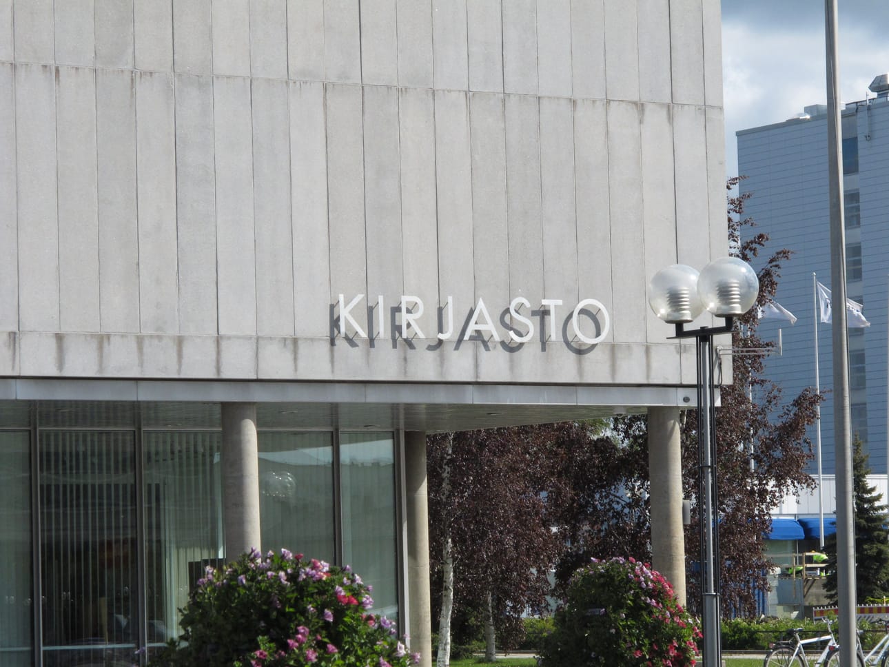 Oulun pääkirjaston kaikki osastot on suljettu juhannusviikolla.