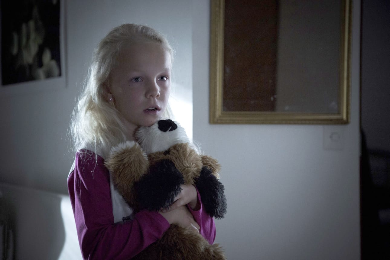 Koska isä tulee kotiin? Julia Hemmilä tekee hienon suorituksen perheen tyttärenä, jonka lapsuutta isän kummallisuus kuormittaa.