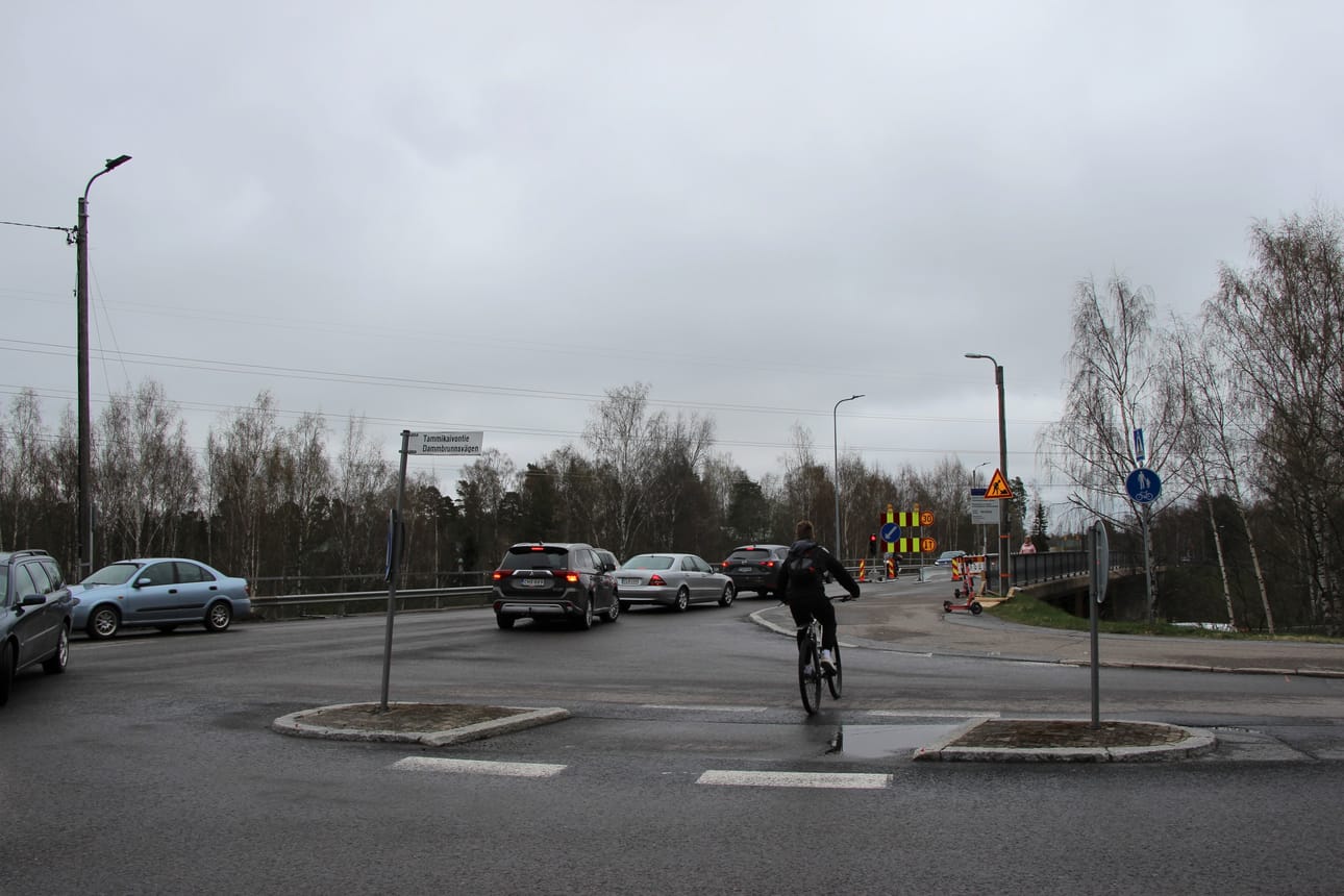 Liikenne eteni Jukolan risteyssillalla torstaina aamupäivällä rauhallisesti poikkeusjärjestelyistä huolimatta.