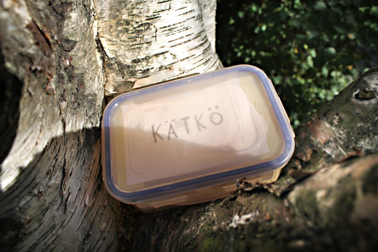 Geokätköilyssä etsitään maastosta kätköjä gps-paikantimen avulla.