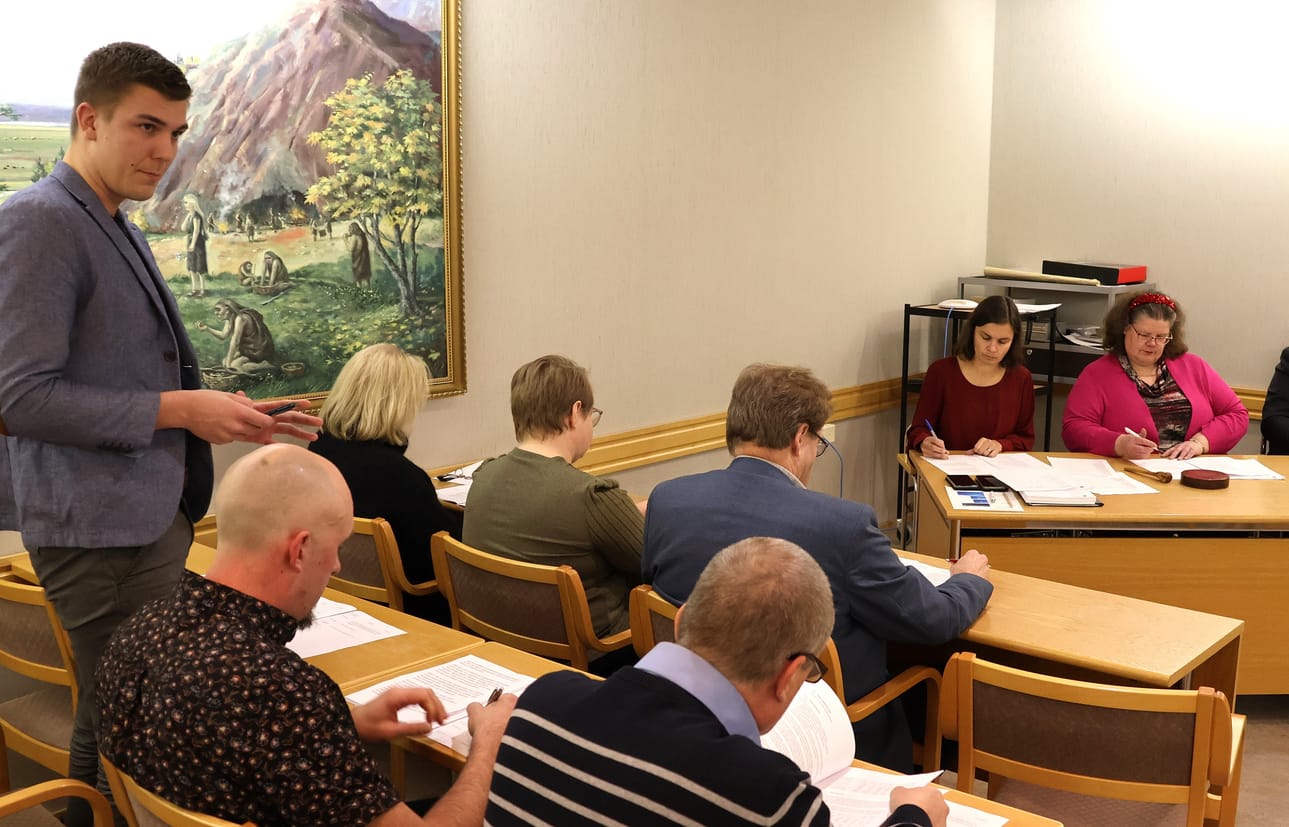 Kuvassa seisova Rami Aalto piti maanantaina kunnanvaltuustossa puheenvuoron, jossa hän toi esille lautakuntien nykyistä jäsenmäärää puoltavia seikkoja.