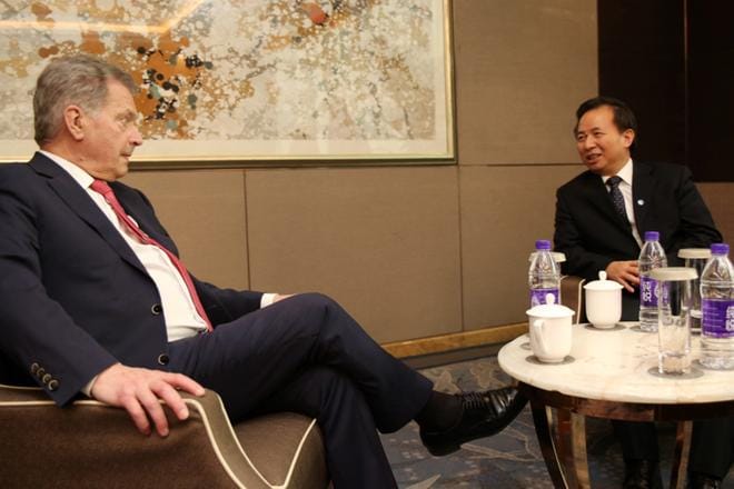 Presidentti Sauli Niinistö (vas.) tapasi Pekingin ilmastoseminaarin yhteydessä Kiinan ympäristöministerin Li Ganjien.