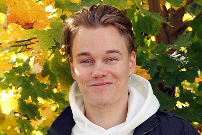 Seiväshyppääjä Santtu Koskiahon harjoitus- ja kilpailuhyppyjä kuvataan aina kännykkävideolle, sillä ne auttavat hiomaan hyppytekniikkaa. TikTokissa julkaistut klipit ovat saaneet miljoonayleisön. KUVA: ANETTE SIHVOLA