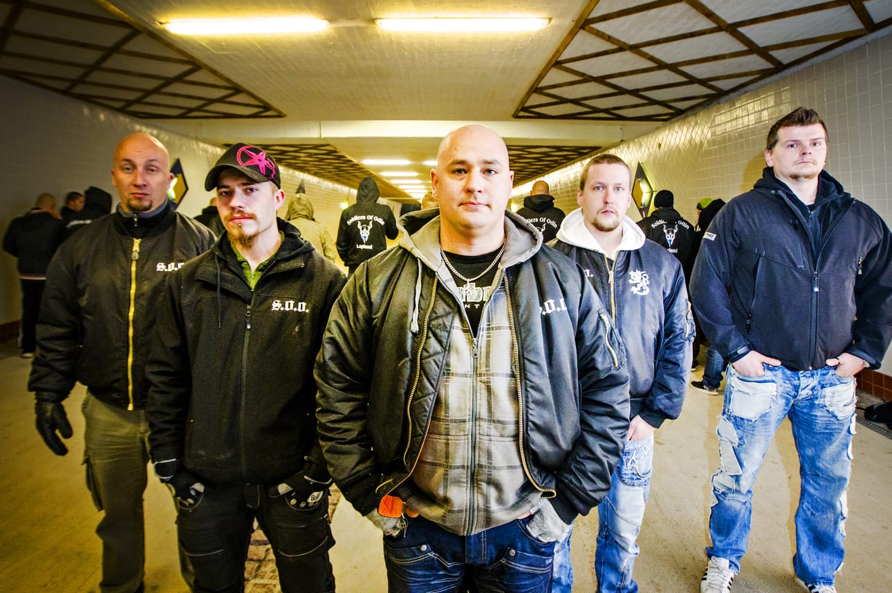 Mika Ranta (keskellä) perusti ensimmäisen Odin-katupartion Kemiin viime vuonna, kun turvapaikanhakijoiden määrä alkoi lisääntyä.