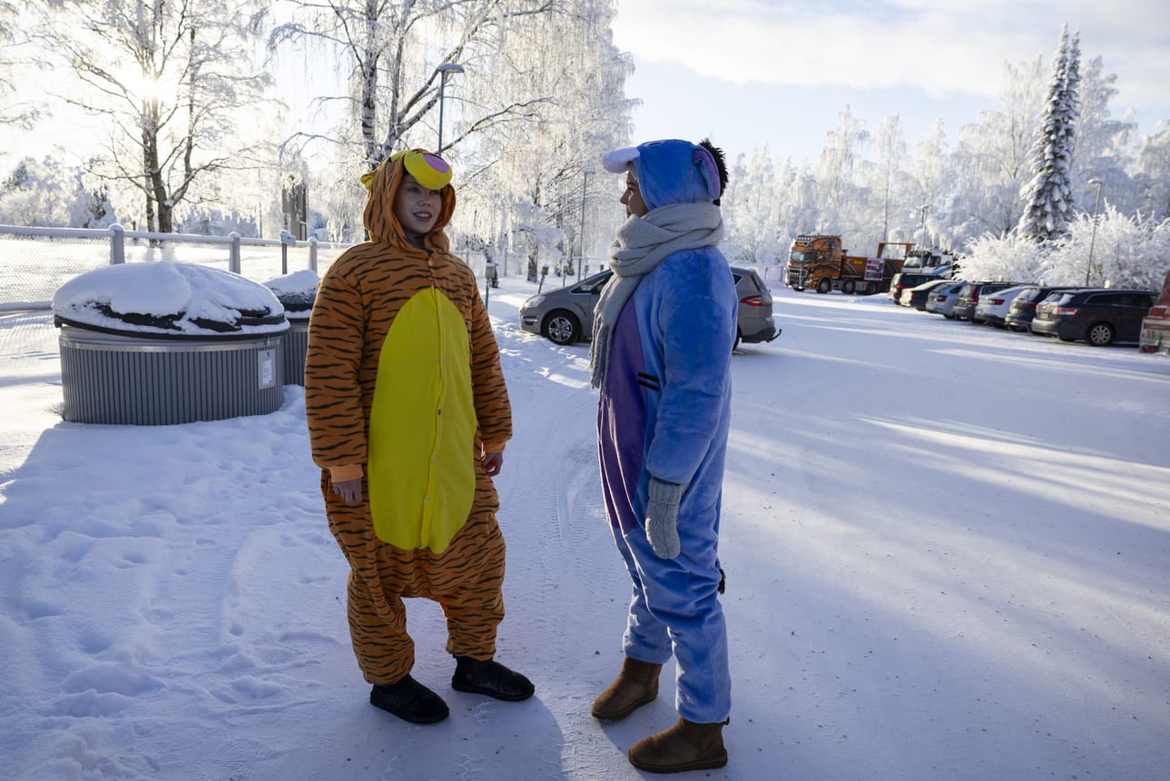Sanni Kärkkäinen (vas.) ja Elvi Sipola kertovat, miten penkkaripäivä on täynnä ohjelmaa.