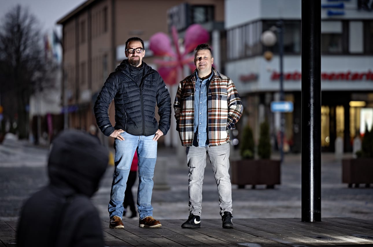 Ylen tapahtumapäällikkö Jyri Kataja-Rahko (vas.) ja Tangomarkkinoiden toimitusjohtaja Pasi Ojala julkistivat uuden yhteistyön Seinäjoella.