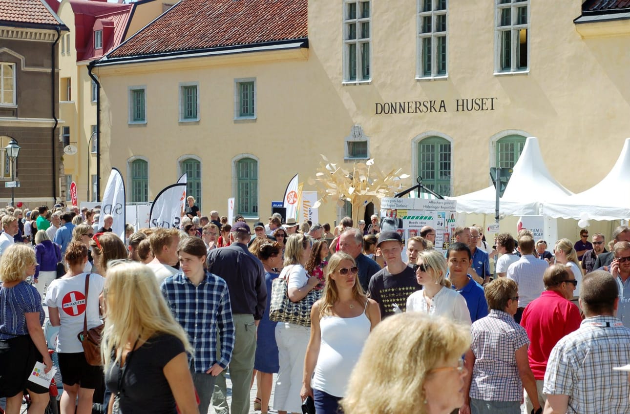 Ihmisvilinää Gotlannin Visbyssä. Arkistokuva. LEHTIKUVA / Taneli Männikkö