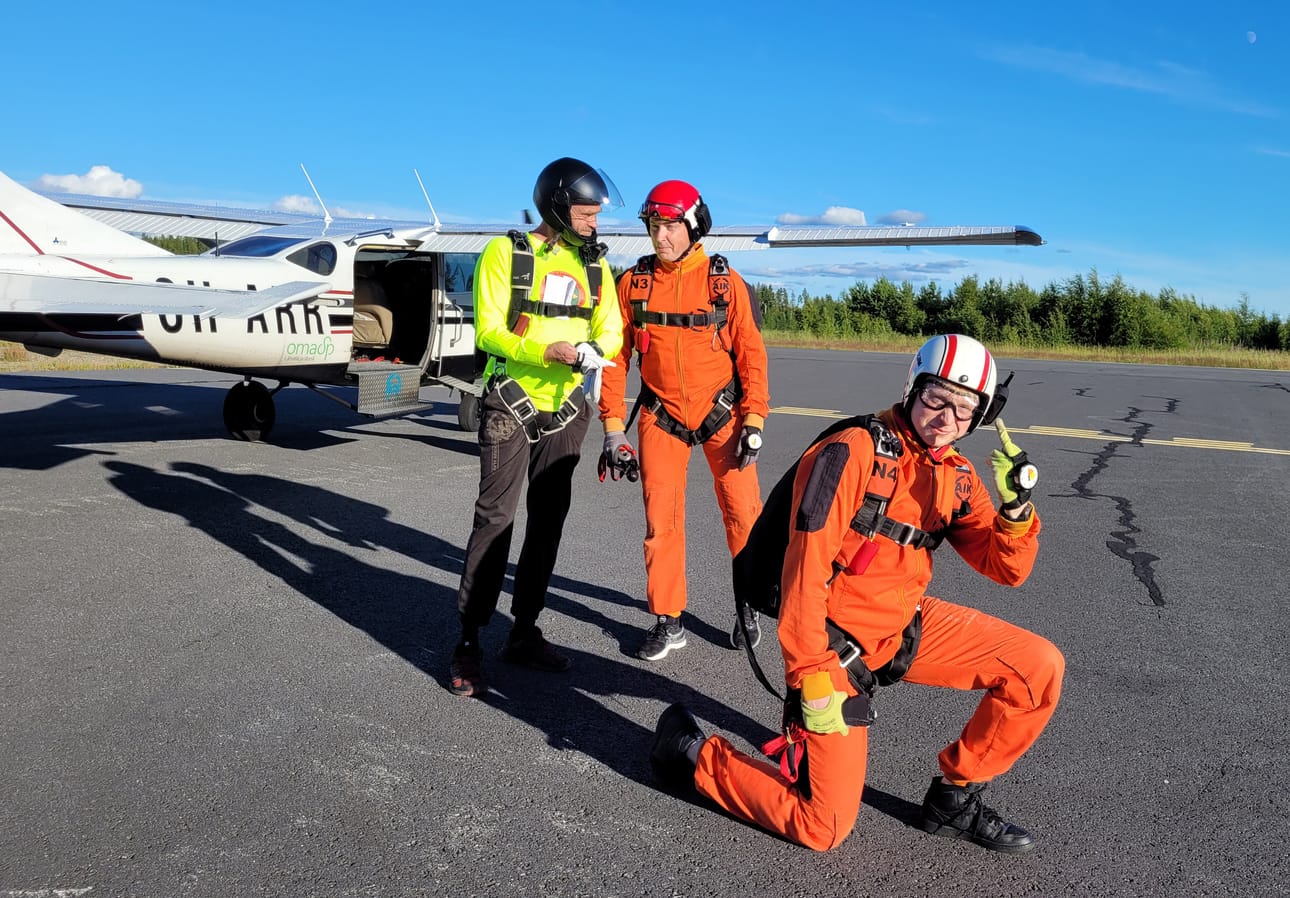 Alkeiskurssilaiset Juho Peltomäki (oik.) ja Anssi Perälä lähdössä elämänsä ensimmäiselle laskuvarjohypylle yhdessä kouluttaja Pauli Saarijärven kanssa.