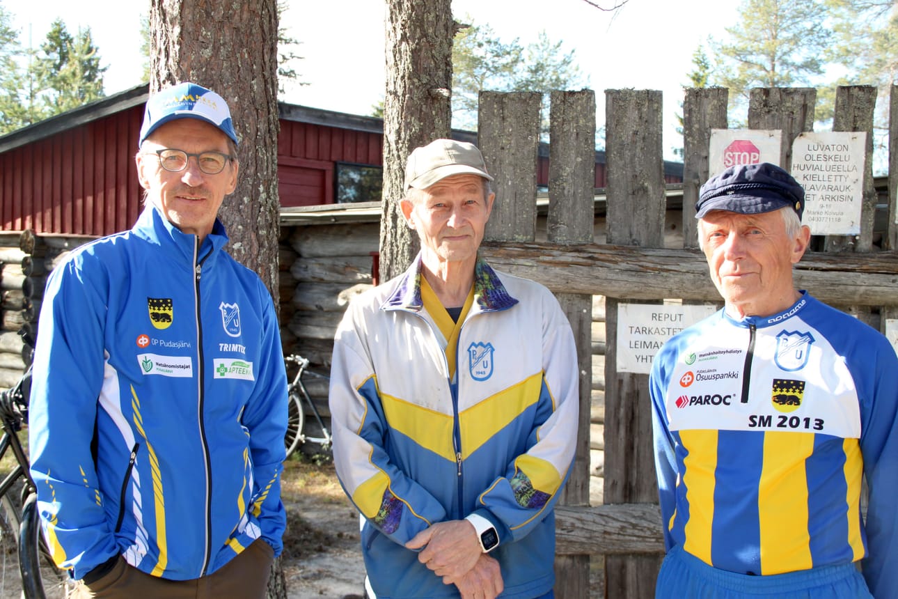 Suunnistukseen valmistautumassa Lauri Suorsa (vasemmalla), Taisto Luukkonen ja Heikki Paukkeri.