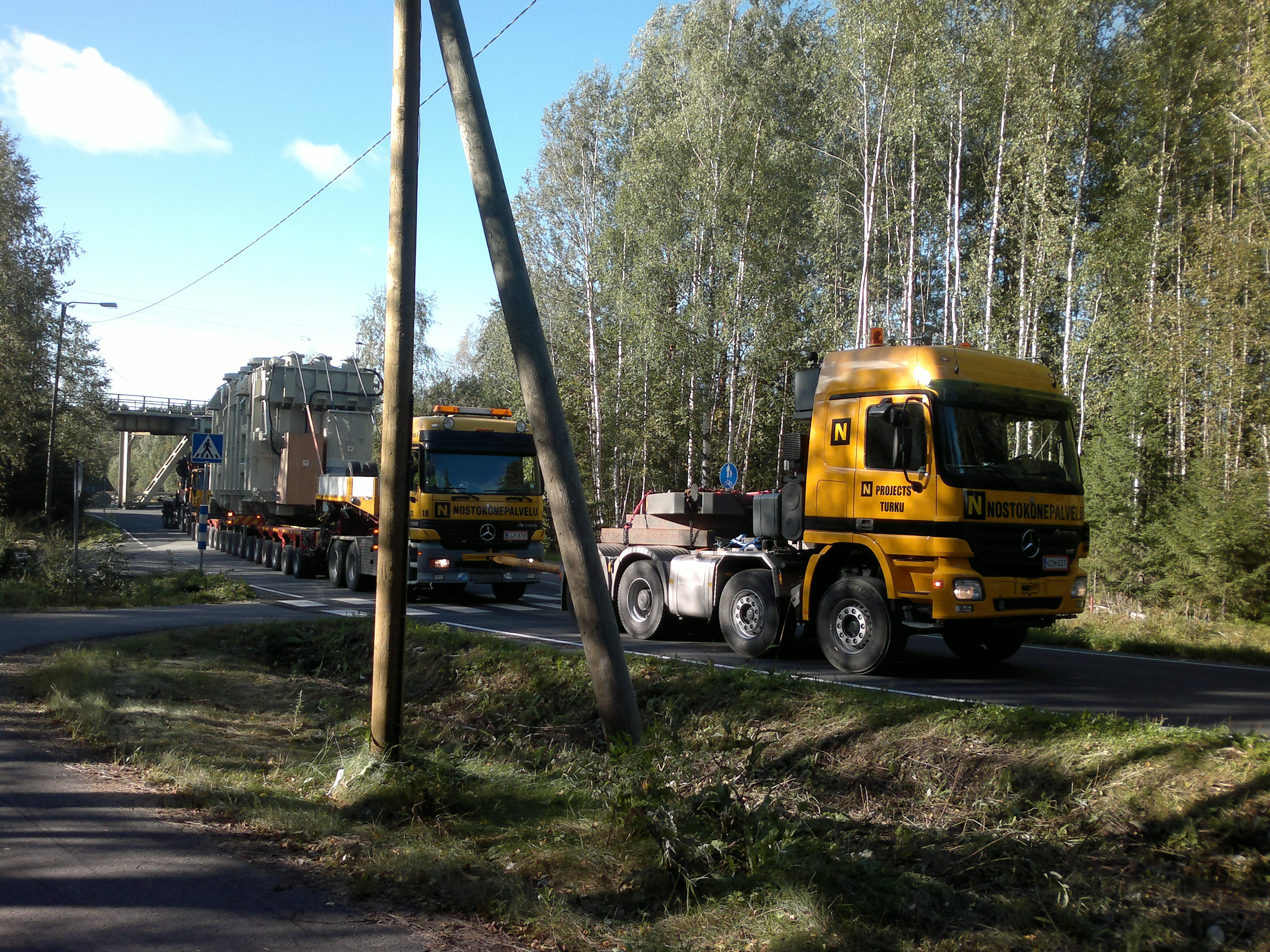 Muuntaja eteni Isonkankaan sähköasemalle Maalismaantietä pitkin. 