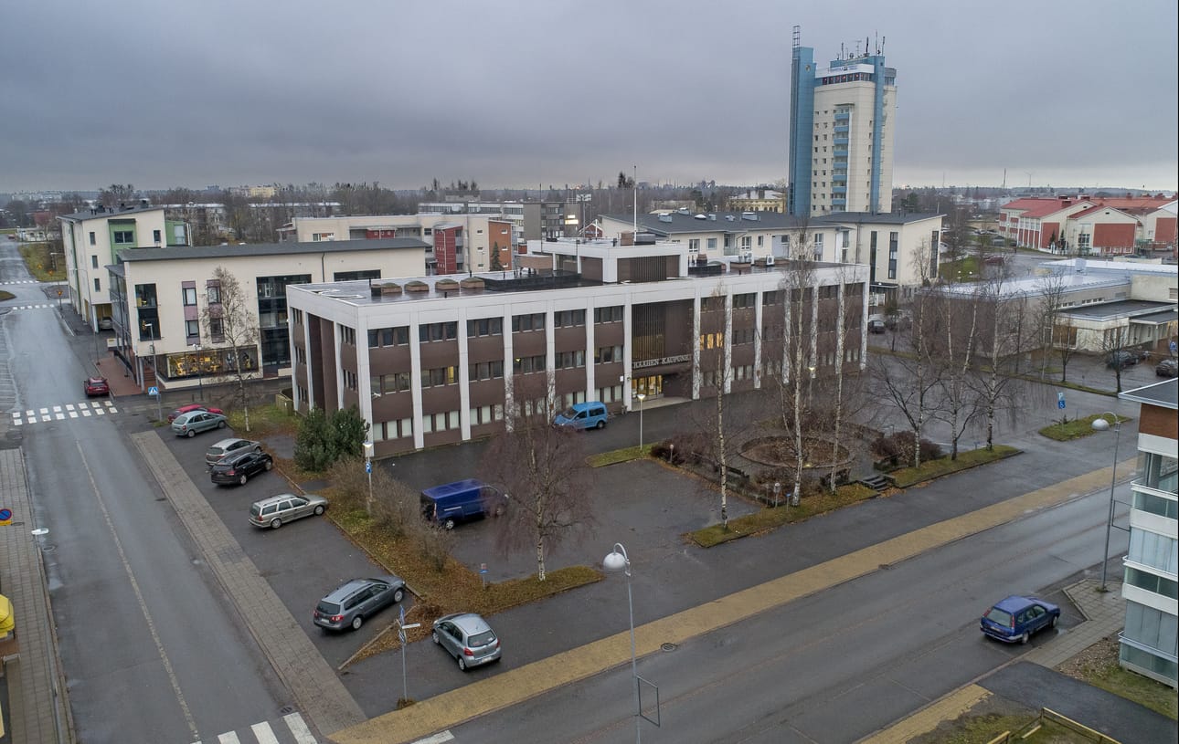 Rakennusmestareiden ja -insinöörien yhdistys on huolissaan Raahen Rautatalon tontin kaavamuutoksen seurauksista, etenkin pysäköintipaikkojen poistumisesta Sovionkadun ja Kauppakadun varrelta.