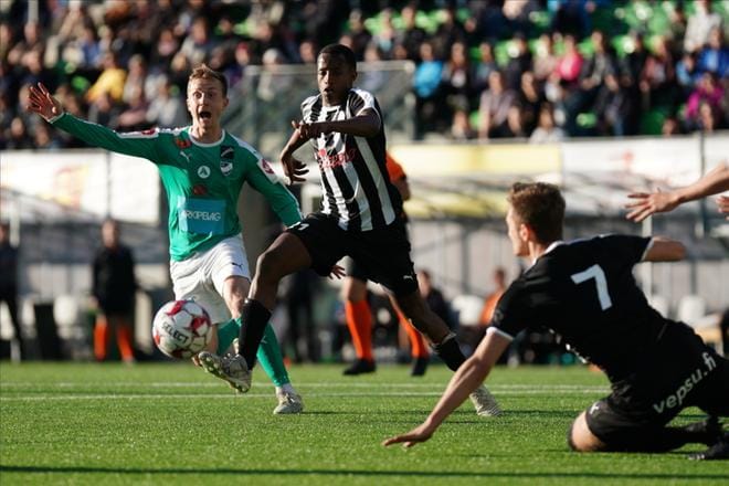 IFK Mariehamn ja Rick Ketting (vas.) pöllyttivät VPS:aa Suomen cupin välierässä torstaina. VPS:n pelaajista kuvassa Fabrice Gatambiye ja Samu Alanko (edessä.). KUVA: SAMPPA TOIVONEN