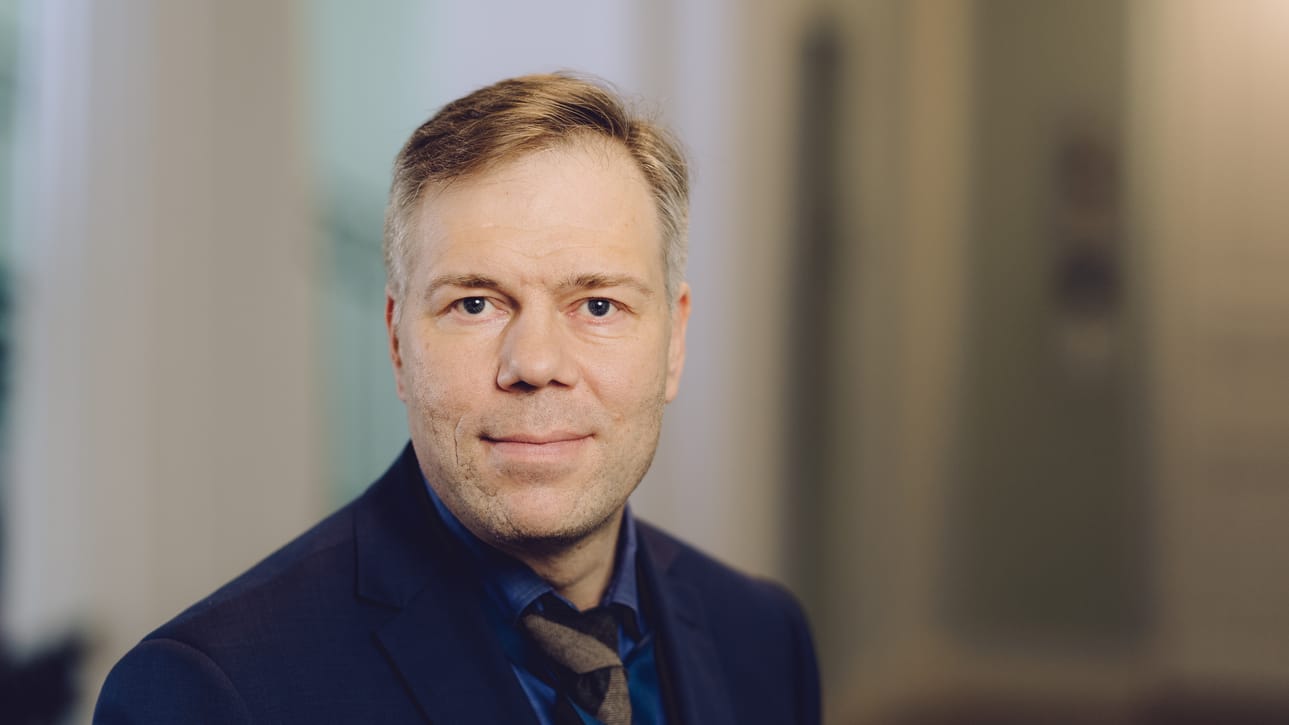 Kansliapäällikkö Juha Majanen sanoo, ettei lisäelvytykselle ole tarvetta koronasuluista huolimatta.