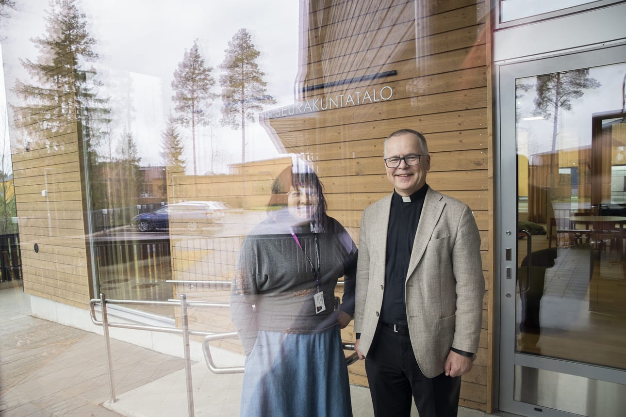 Maaret Sulkala ja Ilkka Mäkinen odottavat innolla seurakuntatalon avaamista.