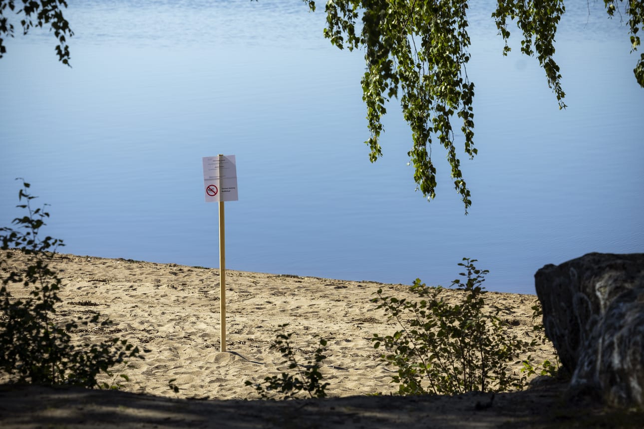Varoituskyltit kertoivat maanantaina Ahvensaaren uimarannan olevan uimakiellossa. Uimakielto on sittemmin kumottu ja kyltit poistettu.