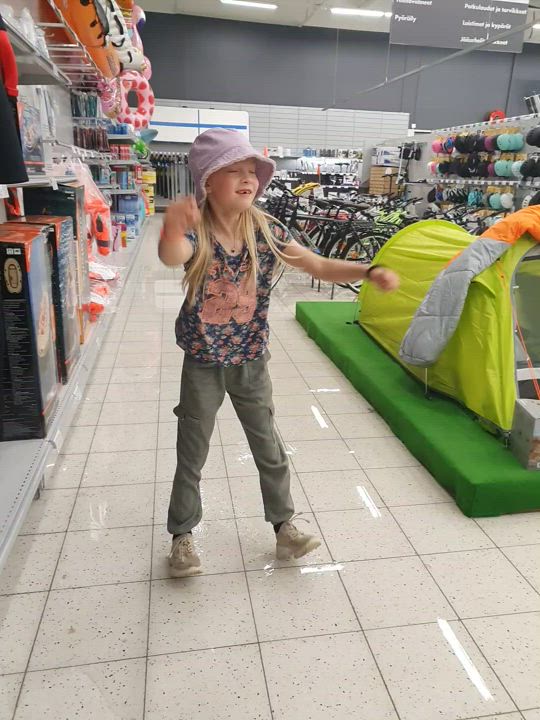 Lukijan video: Prismassa raekuurojen jälkeen, Ada Berglund Norjasta olisi tarvinnut kumpparit kauppareissulle