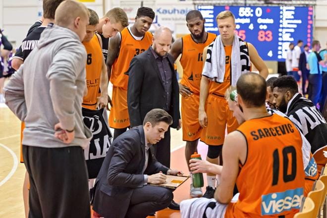 Karhu Basketin valmentajat Jussi Laakso ja Janne Koskimies saavat punoa torstain kotipelin tapaan uusia juonia joukkueensa kanssa, mikäli aikovat pärjätä myös tänään Romaniassa toisessa osaottelussa CSM Oradea vastaan.KUVAT: ERKKI HAUTAVIITA