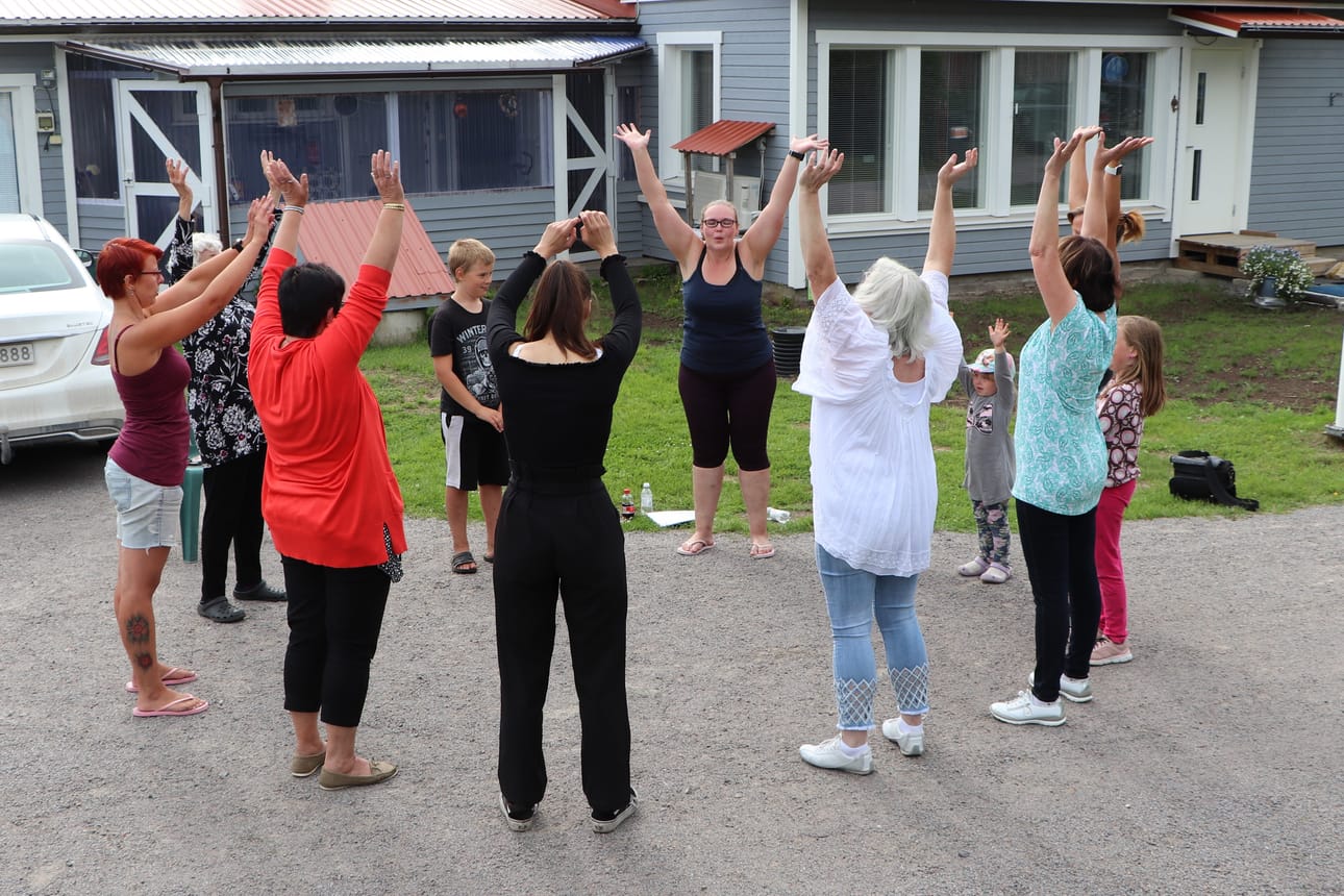 Joogasta tutut hengitysharjoitukset tasapainottivat naurun täytteistä tuntia.