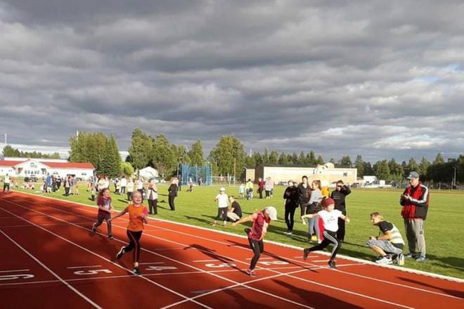 Aurinkoisen loppukesän päivän innoittamana ennätysmäärä, peräti 162 lasta huoltajineen kerääntyi 10.8.2020 Ankkurikentälle Hippokisoihin kisailemaan.