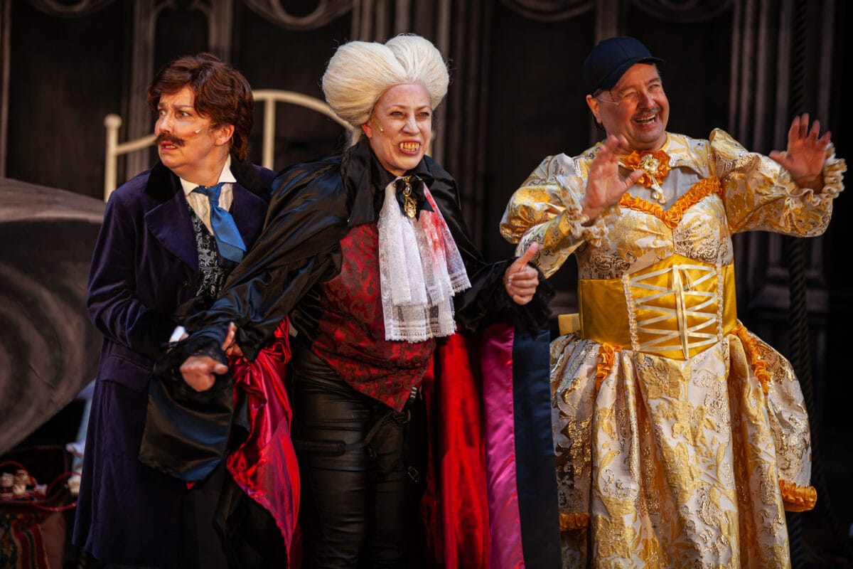 Seinäjoen kaupunginteatterin kantaesittämässä Dracula-komediassa nähdään muun muassa Mia Vuorela, Kaisa Hela ja Heikki Hela.