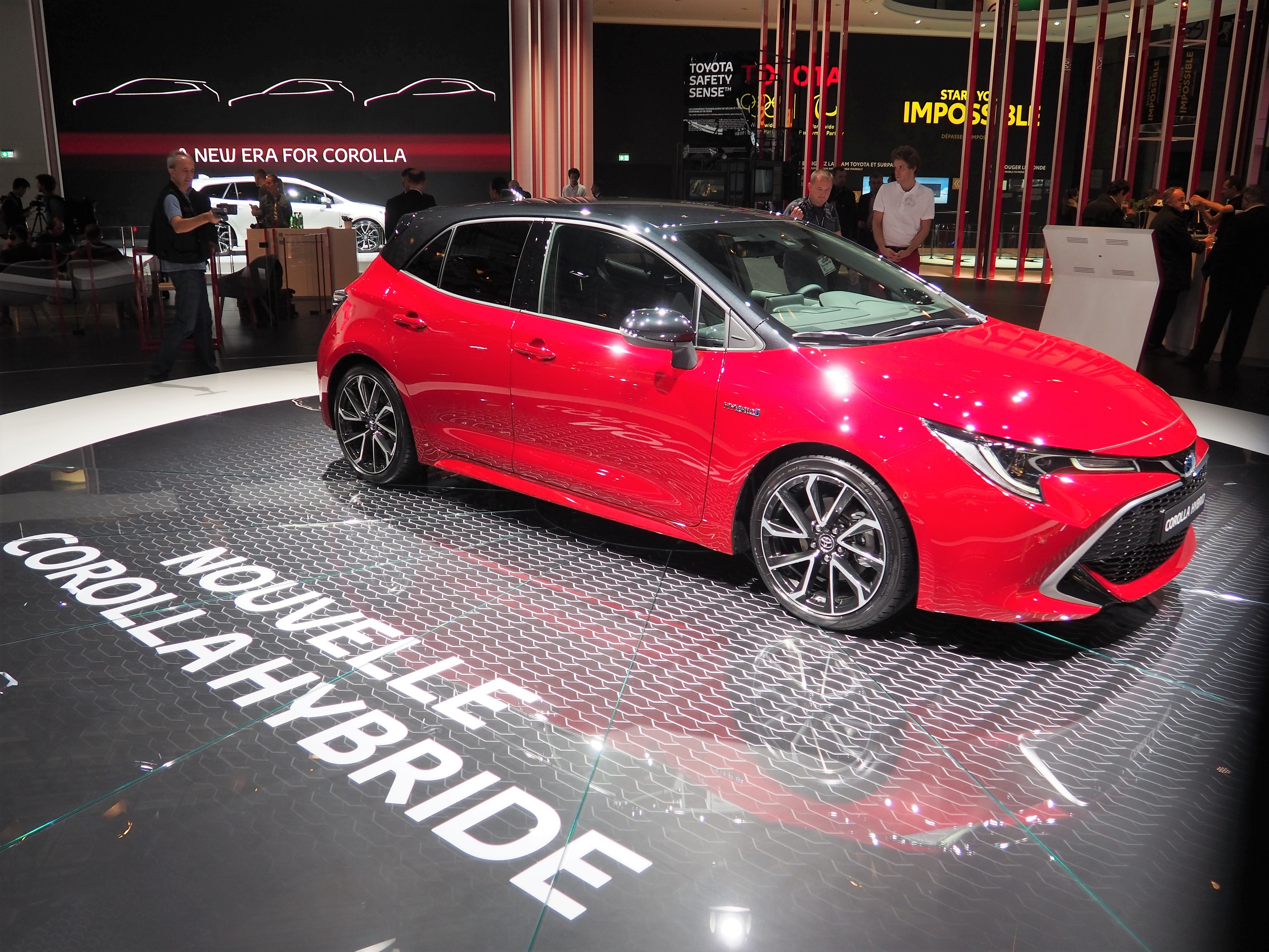 Toyota Corolla tekee ensi vuonna paluun ja korvaa mallistoissa Aurisin. Corolla-hybridi oli esillä sekä 5-ovisena että farmarikorisena.