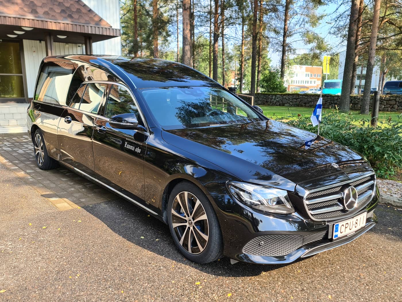 Hautauspalvelu Luoma-aho takaa vainajalle arvokkaan kuljetuksen. Vaihtoehtoina ovat Tesla Model 3, Volvo Nilsson, Cadillac Hearse ja Mercedes-Benz E300.
