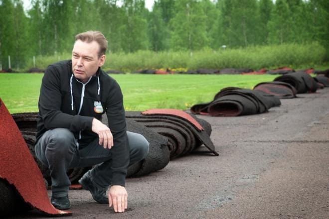 Alavuden tekninen johtaja Timo Myllymäki kertoi, että urheilukentän pohjat ovat paremmassa kunnossa kuin etukäteen arveltiin. KUVA: KAROLIINA SYRJÄ