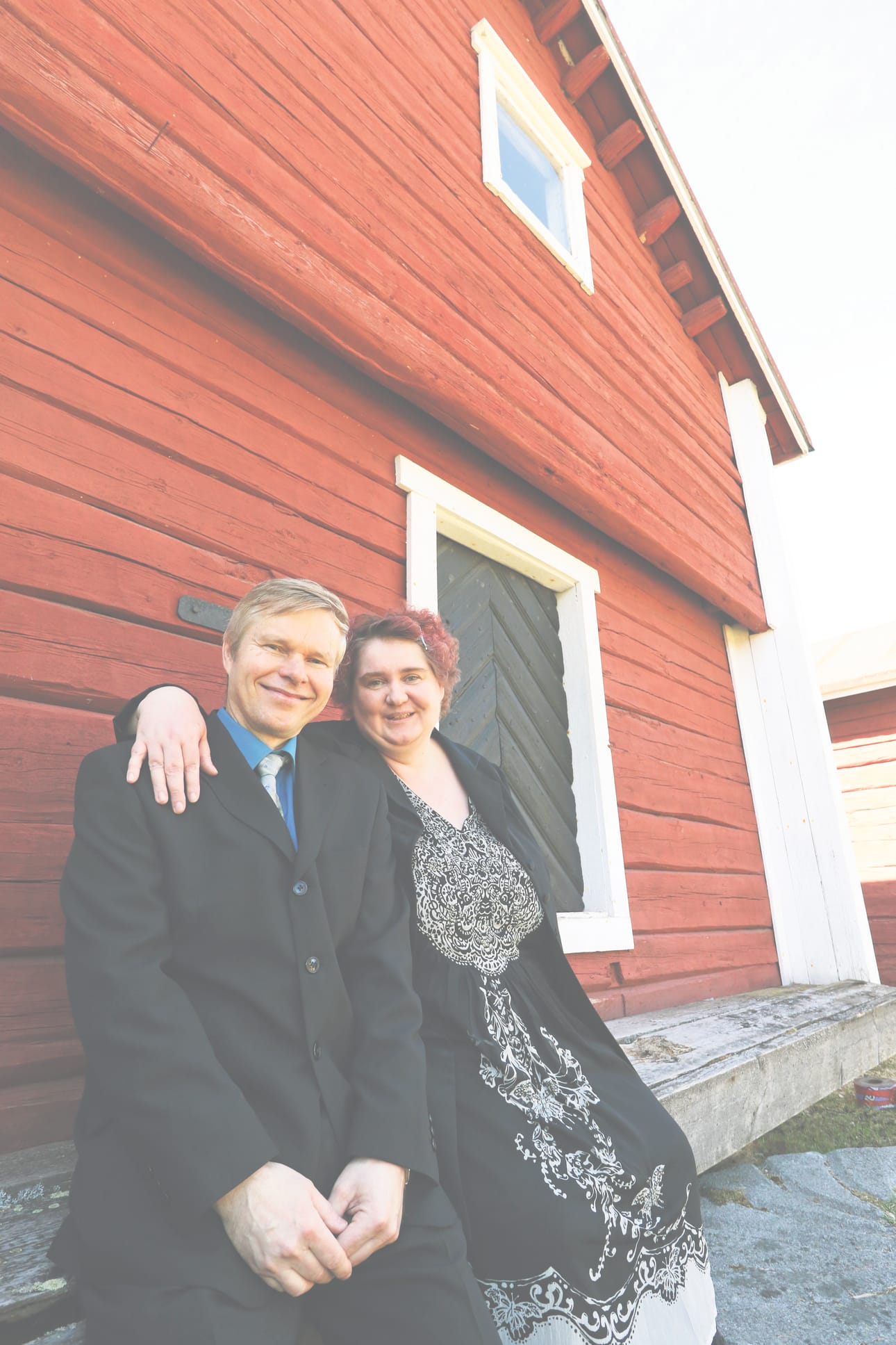 Katja Rantanen ja Rauno Lauronen astelevat vihille Kempeleen museolla vuoden 1915 tyyliin.
