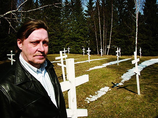 Saksalaisten Kemiin perustamien sotavankileirien toinen hautausmaa on Vallitunsaaressa. Valkoisten nimettömien ristien alla makaa 162 neuvostosotilasta. "Tämä on osa saaren historiaa, josta kävijöille kerrotaan", Vallitunsaaressa matkailutoimintaa harjoittavan Jokikeskus Oy:n toimitusjohtaja Veli-Matti Köngäs sanoo.