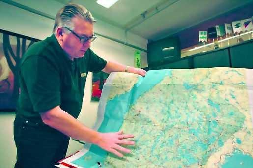 Kaikki Kortit kelpaavat. "Asiakkaiden korttiuskollisuus tulee varmasti heikentymään. Tokmannilla ei ole omaa bonuskorttia kuten ei ole Lidlilläkään. Meillä saa kaikilla korteilla, myös Kela-kortilla ja kalastuskortilla, samat alennukset", myhäilee halpahallikaupan ykkönen, Tokmannin toimitusjohtaja Kyösti Kakkonen.